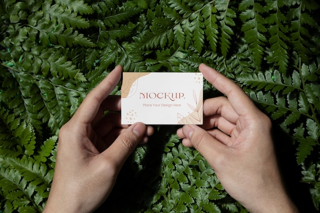 Maquette de carte de visite avec plantes vertes