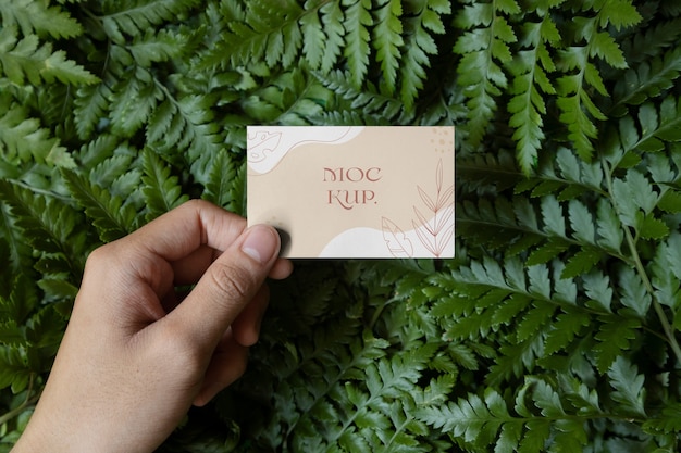 Maquette de carte de visite avec plantes vertes