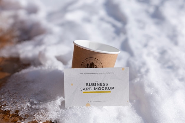 PSD maquette de carte de visite en plein air dans la neige