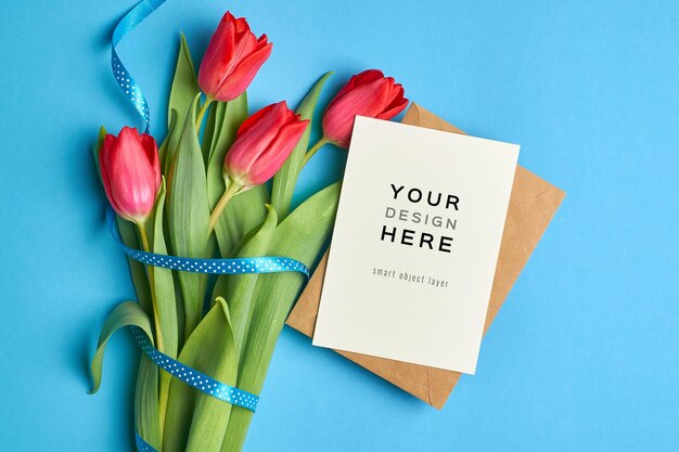 Maquette De Carte De Voeux Avec Enveloppe Et Bouquet De Fleurs De Tulipes Rouges