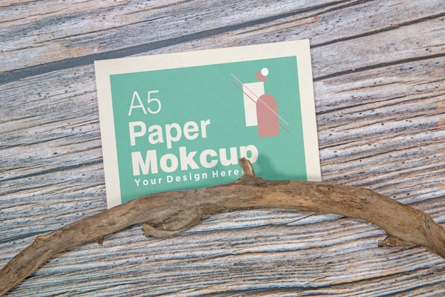 Maquette de carte de voeux papier A5 sur fond de bois