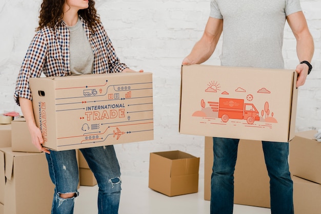 PSD maquette de couple avec des boîtes en carton