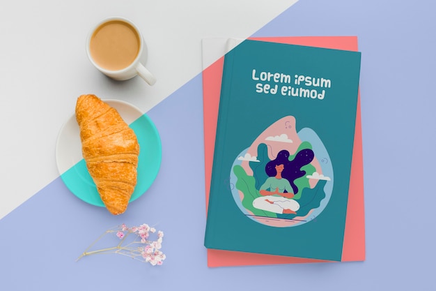 PSD maquette de couverture de livre avec tasse de café et croissant