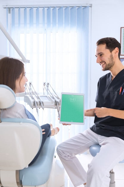 Maquette de dentiste avec tablette