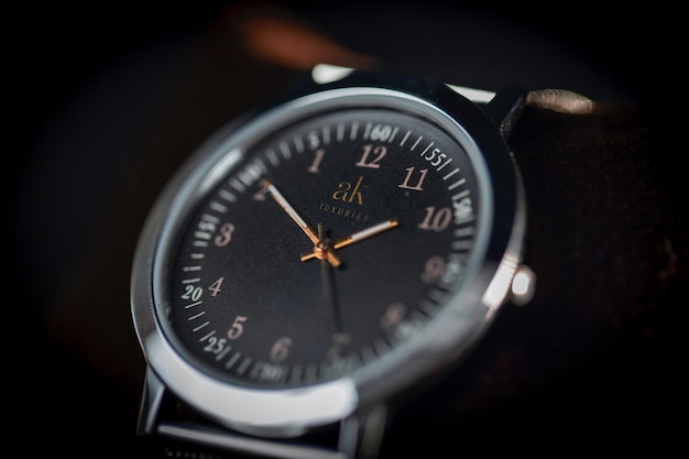 Maquette du logo sur une montre à poignet pour hommes