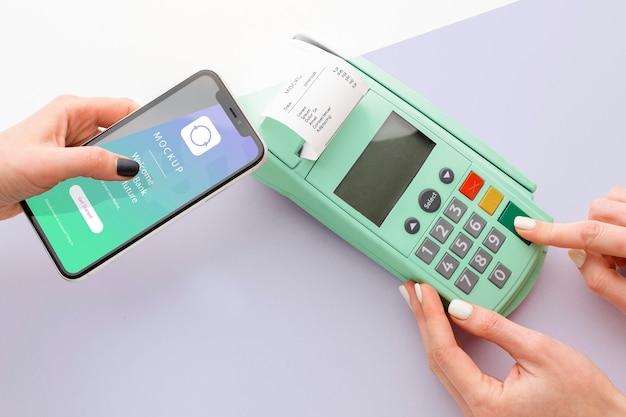 Maquette e-paiement avec smartphone et terminal de paiement