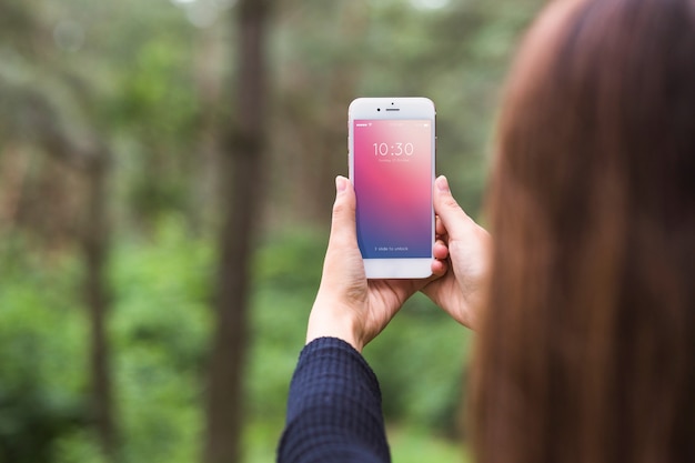 Maquette d&#39;écran Smartphone en forêt