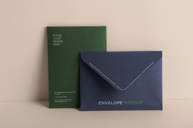 Maquette d'enveloppe debout en papier isolé