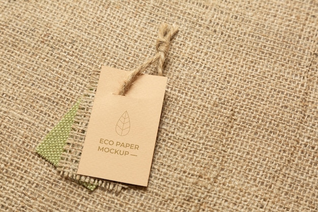 PSD maquette d'étiquette en papier écologique sur textile en toile de jute