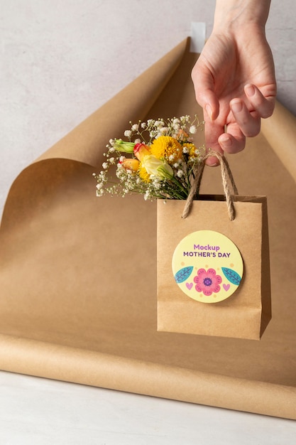 PSD maquette de la fête des mères avec sac en papier et fleurs
