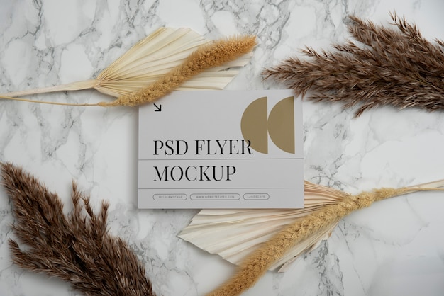 PSD maquette de flyer avec des fleurs élégantes et luxueuses