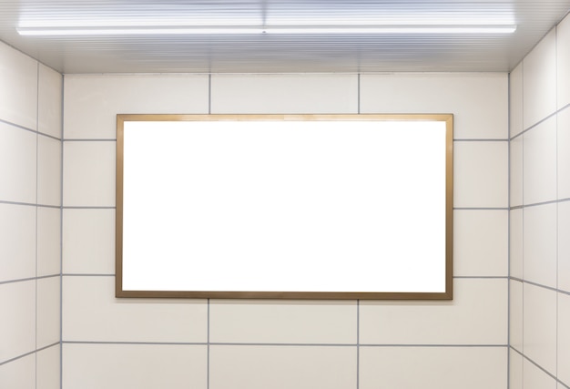 Maquette image de panneaux d&#39;affichage vierges à écran blanc et menés dans la station de métro à des fins publicitaires