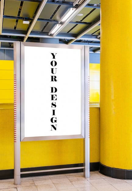 PSD maquette image de panneaux d'affichage vierges à écran blanc et menés dans la station de métro