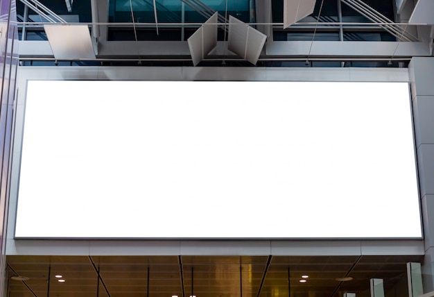 PSD maquette image de panneaux d'affichage vierges et menée dans le terminal de l'aéroport à des fins publicitaires