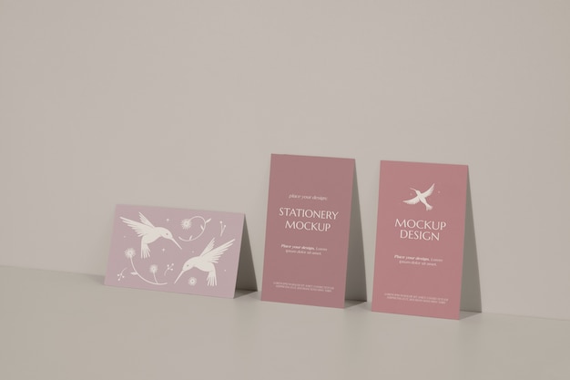 Une maquette d'invitation de mariage debout