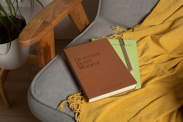Une maquette de journal de gratitude à l'intérieur