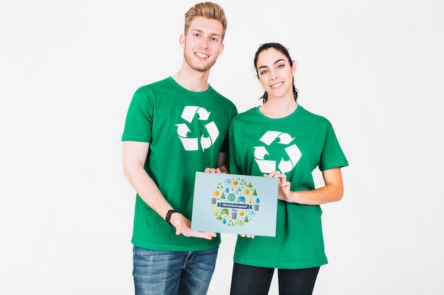 PSD maquette de la journée mondiale de l'environnement avec le papier de tenue de couple de bénévoles