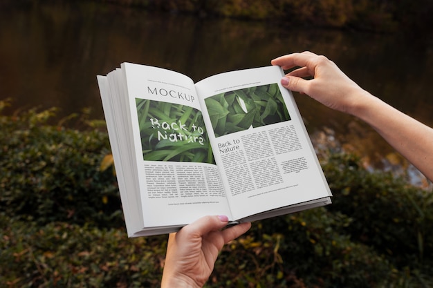 PSD maquette de livre dans la nature