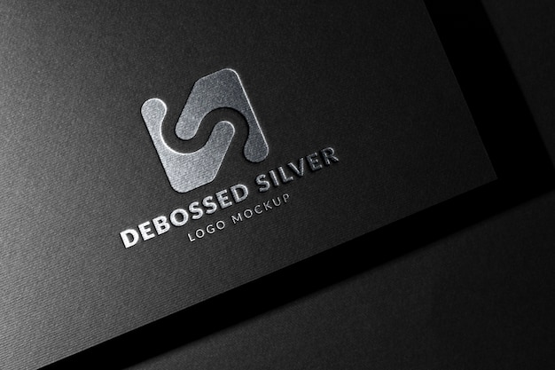 Maquette de logo argenté en carton noir