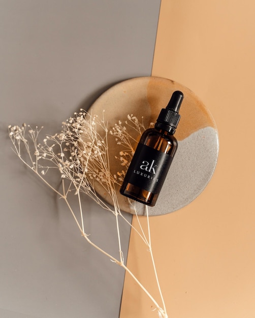 Maquette de logo sur une bouteille cosmétique sur la plaque en céramique