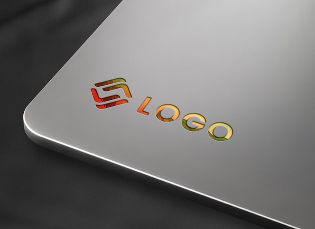 PSD maquette de logo brillant gravée sur une surface en aluminium