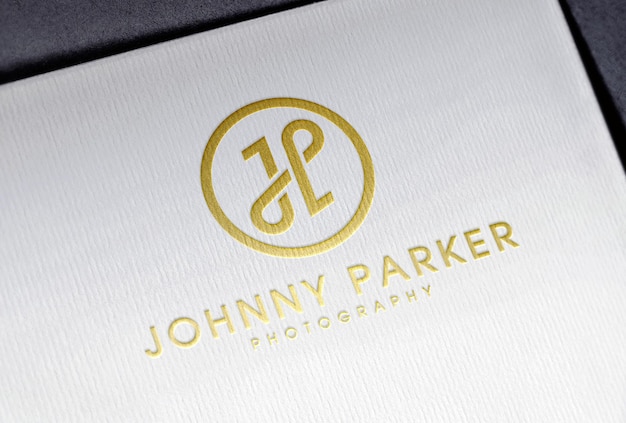 Maquette De Logo En Feuille D'or Sur Papier Blanc