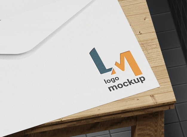 Maquette De Logo Sur Lettre Papier Sur Table