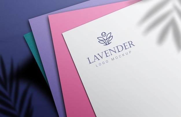 maquette de logo en papier avec des nuances réalistes de différentes couleurs couvrant le papier.logo maquette de luxe