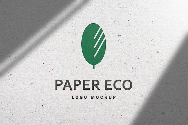 Maquette de logo sur papier recyclé blanc avec ombre en rendu 3D