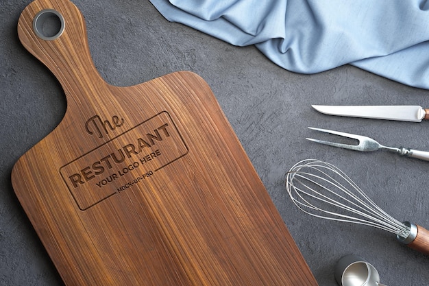 Maquette de logo sur une planche à découper en bois