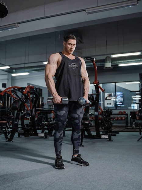 Une maquette de logo sur un t-shirt de sport noir