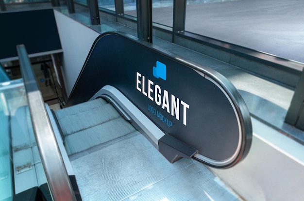 Maquette De Marque De Logo Sur Le Mur De L'escalator