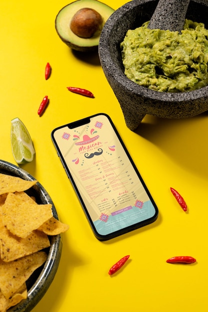 PSD maquette de menu de restaurant de cuisine mexicaine avec smartphone