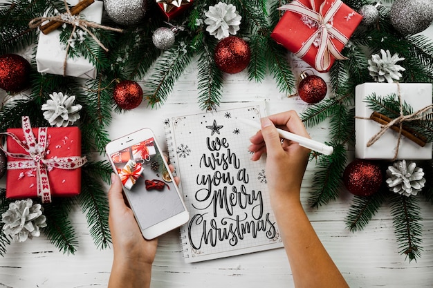 Maquette de Noël avec smartphone