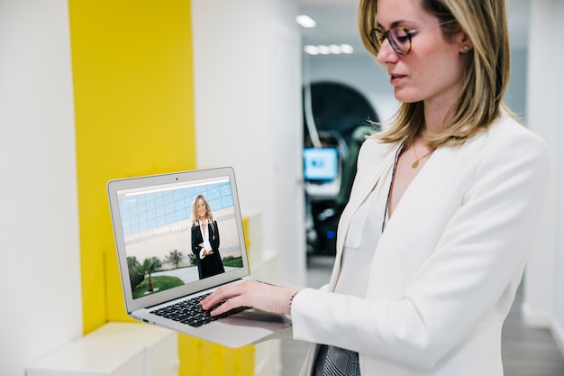PSD maquette d'ordinateur portable avec une femme d'affaires