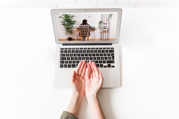 Maquette d&#39;ordinateur portable avec les mains