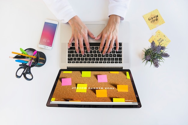 PSD maquette d'ordinateur portable avec une personne tapant sur le clavier