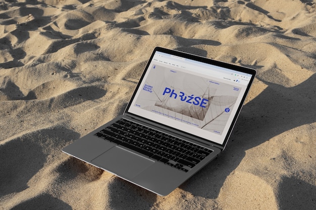 PSD une maquette d'ordinateur portable sur la plage