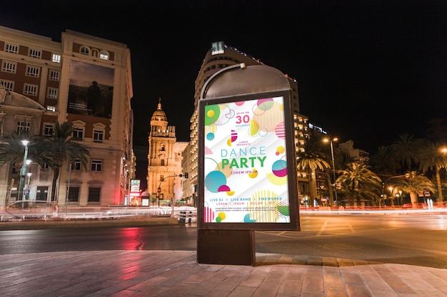 Maquette de panneau d&#39;affichage dans la ville de nuit