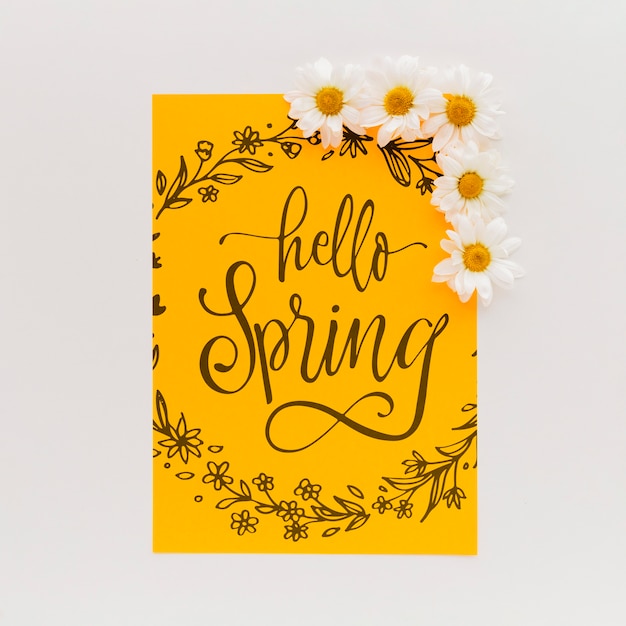 PSD maquette en papier jaune avec des fleurs de printemps
