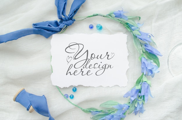 Maquette plate de mariage avec carte en papier et ruban bleu et couronne