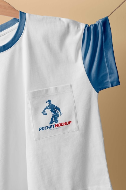 Maquette de poche sur t-shirt avec cintre