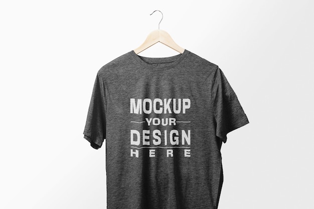 Une maquette de porte-T-shirt suspendu