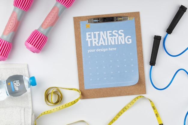 Maquette de presse-papiers avec assortiment d'équipements de gym