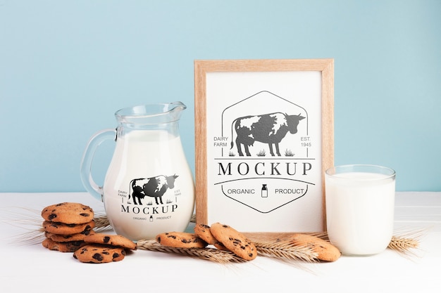 PSD maquette de produits laitiers avec du lait et des biscuits