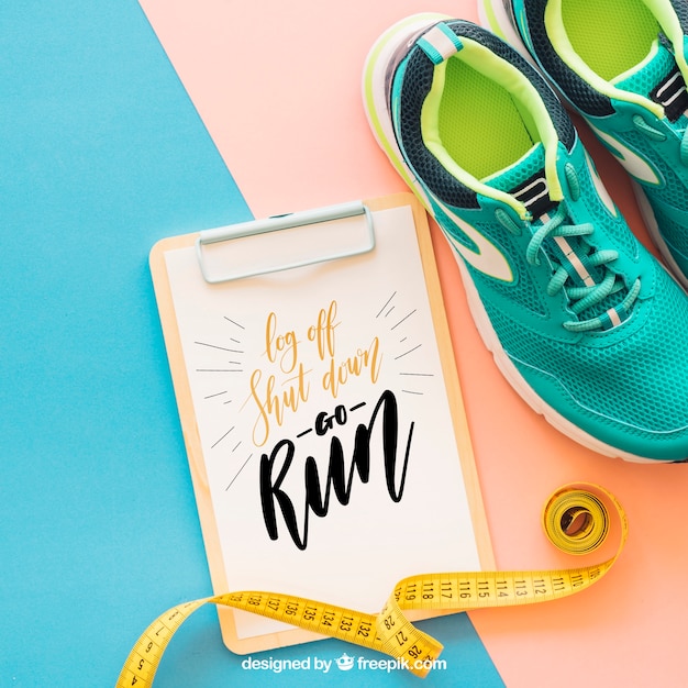 Maquette de remise en forme avec le presse-papiers à côté des chaussures