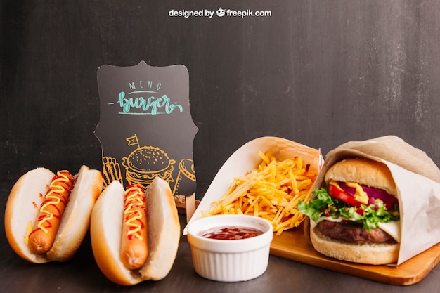 Maquette de restauration rapide avec deux hot-dogs et hamburger