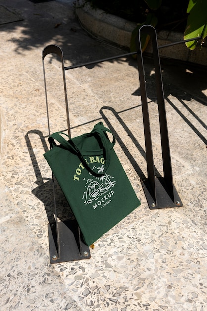 PSD maquette de sac fourre-tout en textile à l'extérieur de la ville