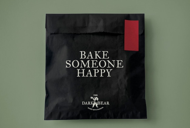 Maquette de sac en papier à collation psd dans la conception d'identité d'entreprise d'emballage noir et rouge classique