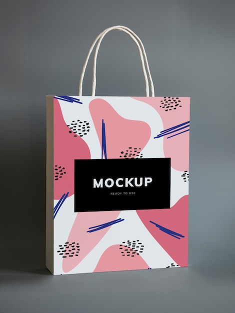Une maquette de sac en papier coloré pour les courses